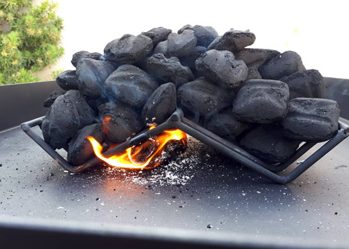 Charcoal starting grate with briquettes